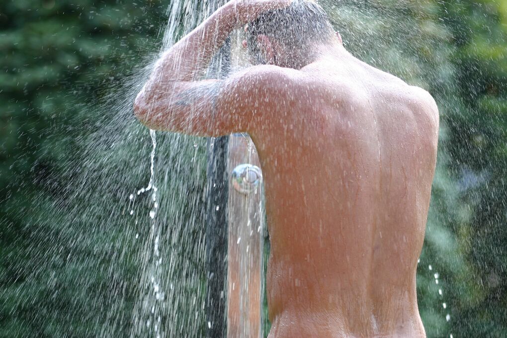 Après un bain avec du soda, un homme doit prendre une douche fraîche. 