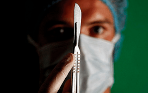 Le chirurgien se prépare à une opération pour augmenter le membre