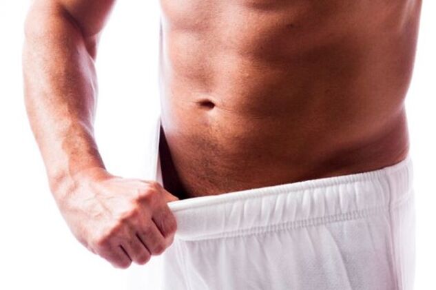 homme évaluant la taille du pénis