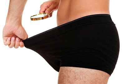 un homme regarde la taille de son pénis